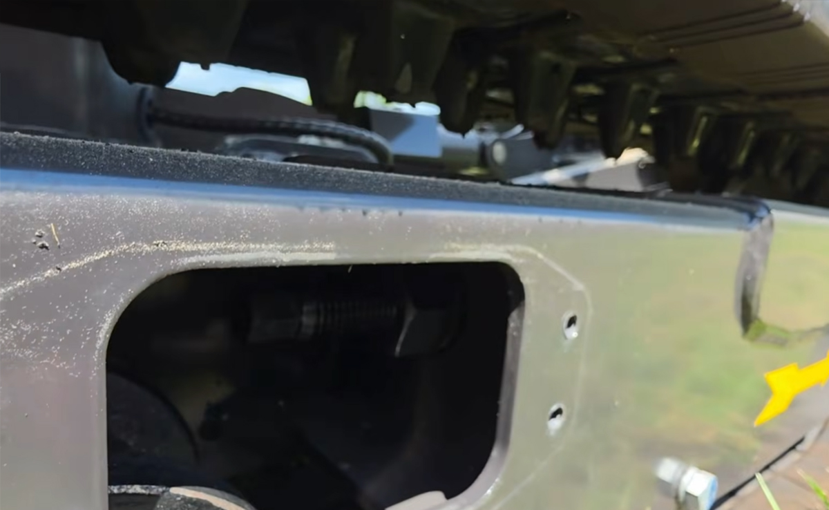 Hoe de rupsspanning van een minidumper te controleren en af te stellen.jpg