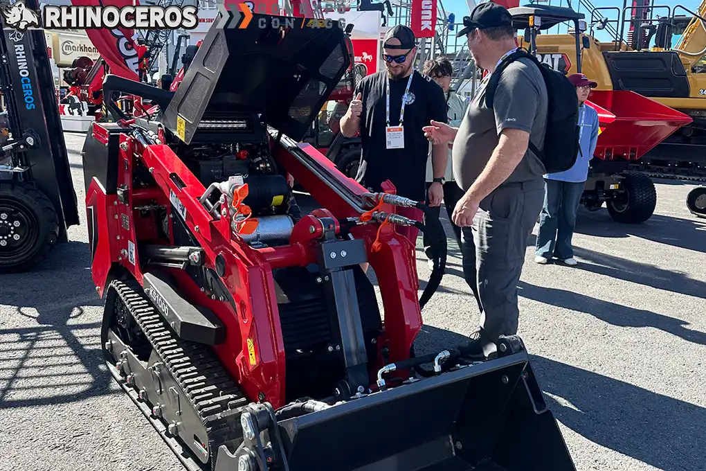 De Rhinoceros KS1000 schranklader en KS627 heftruck trekken bezoekers naar CONEXPO 2026.