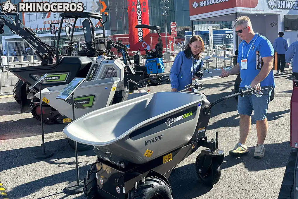 Het Rhinoceros-team en hun machines tonen hun wereldwijde expansie op CONEXPO CON AGG 2026.