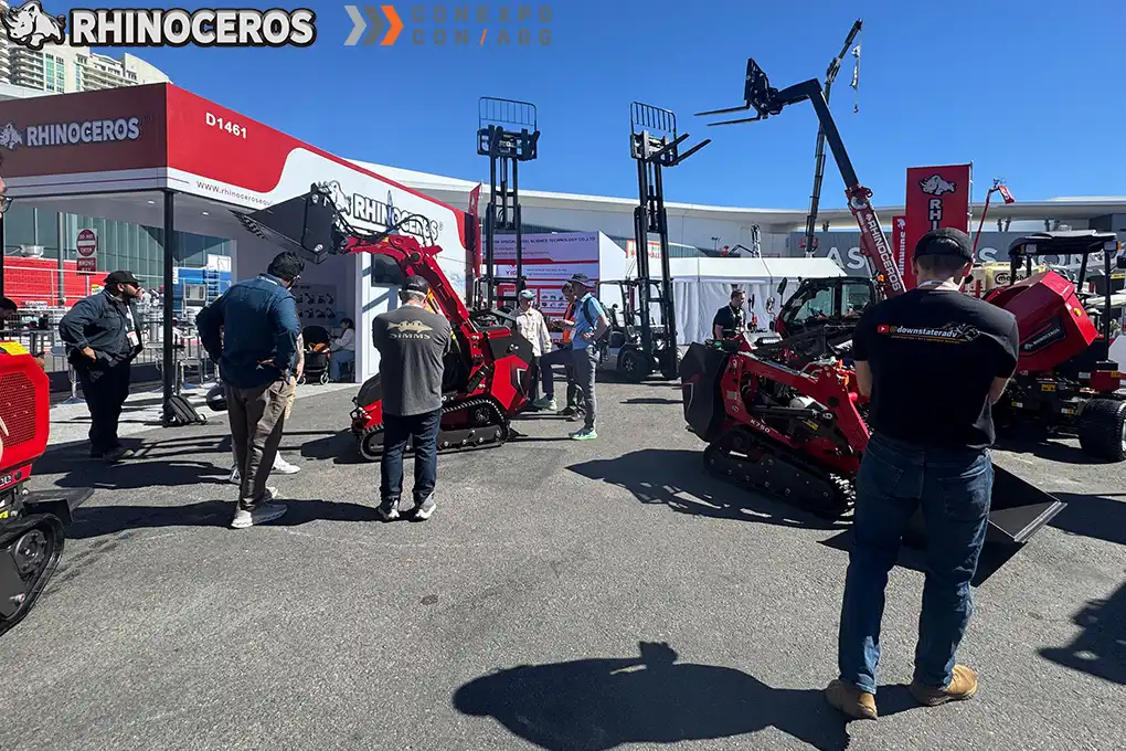 Tentoonstellingsstand van Rhinoceros bouwmachines op CONEXPO CON AGG 2026 met graafmachines en wielladers.