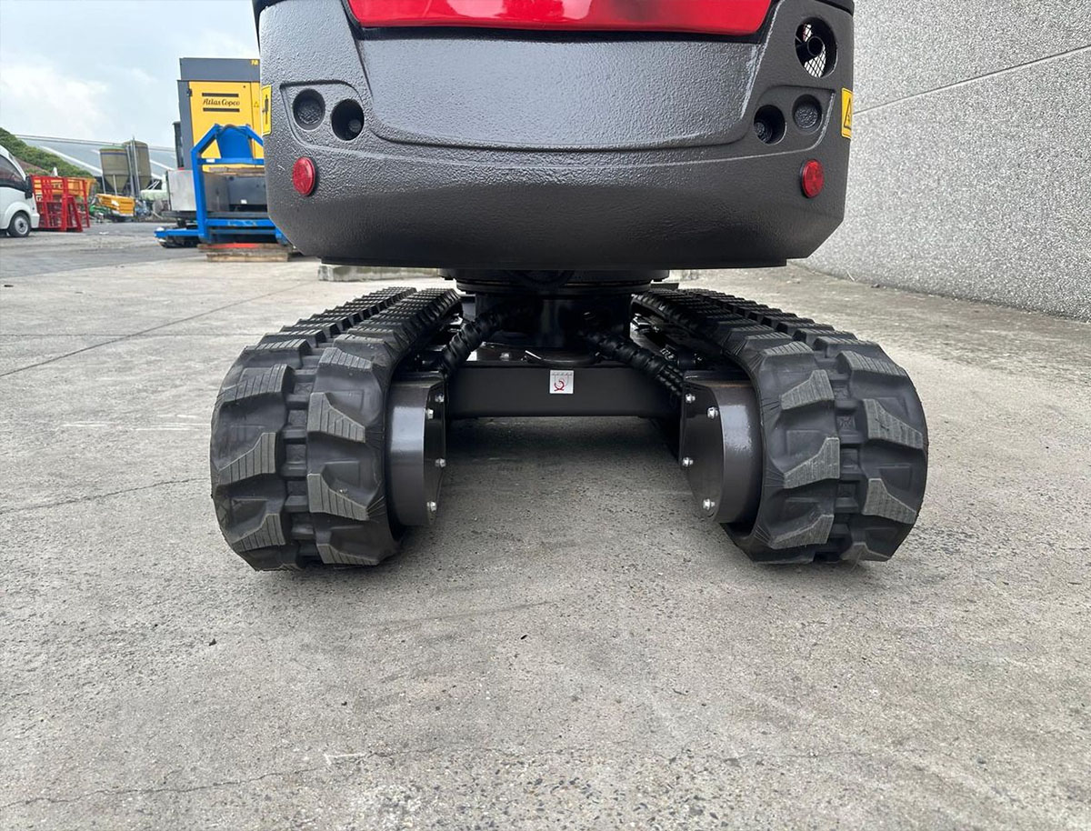 neushoorn xn18 Graafmachine met intrekbare rupsbanden.jpg